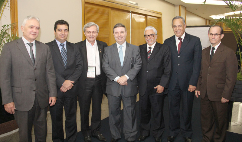 O Governador Antonio Anastasia com os conselheiros Antônio Joaquim, Cláudio Terrão, José Viana, Wanderley Ávila e Gilberto Diniz e o Auditor do TCEMG, Hamilton Coelho